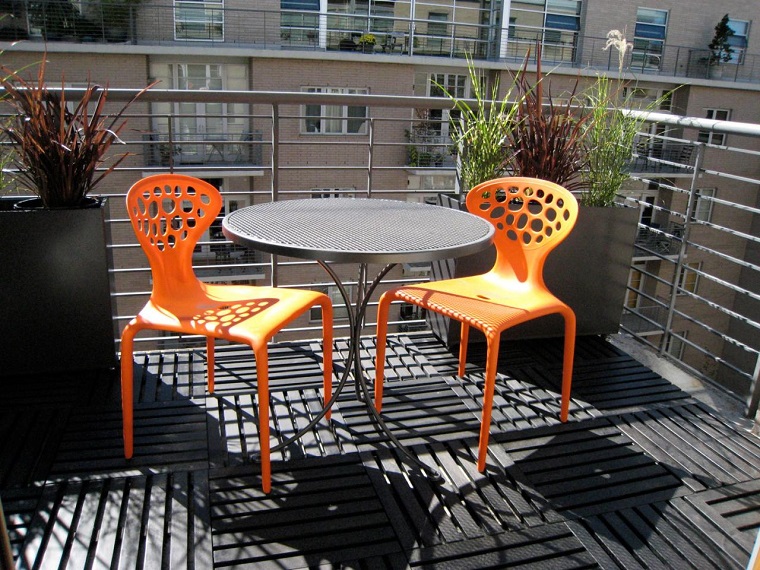 balcone-piccolo-sedie-arancioi-design