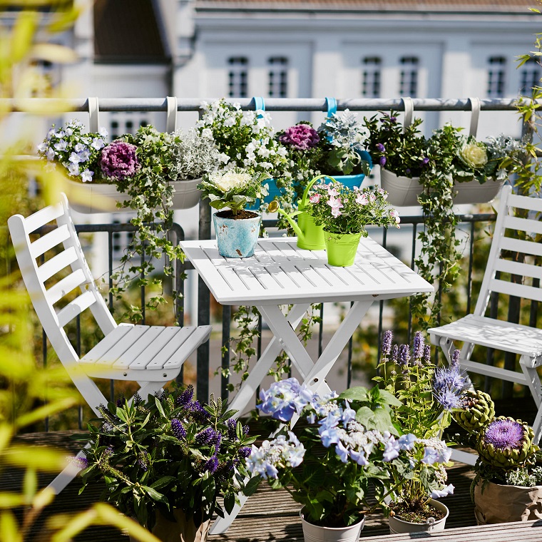 balcone-piccolo-tavolo-sedie-bianchi-vasi-fiori