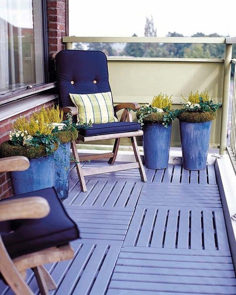 balconi-piccoli-soluzione-blu-sedie-piante