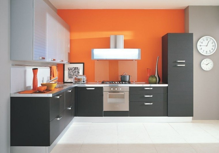 colori-pareti-cucina-arancione-mobili-scuri