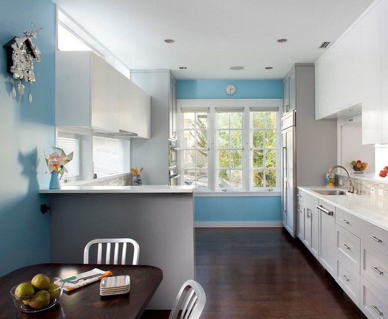 colori-pareti-cucina-blu-mobili-bianchi