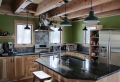 Cucina rustica: legno, pietra ma anche dei tocchi moderni
