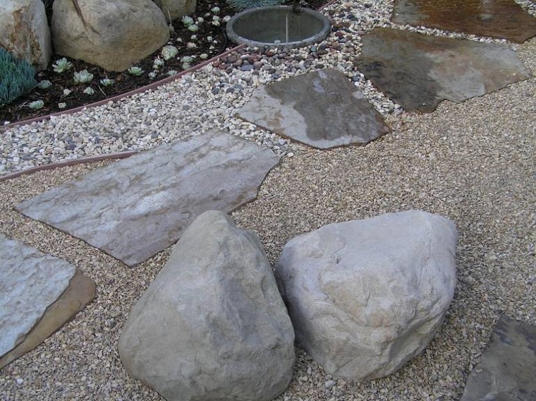 giardini-rocciosi-pavimentazione-realizzata-rocce