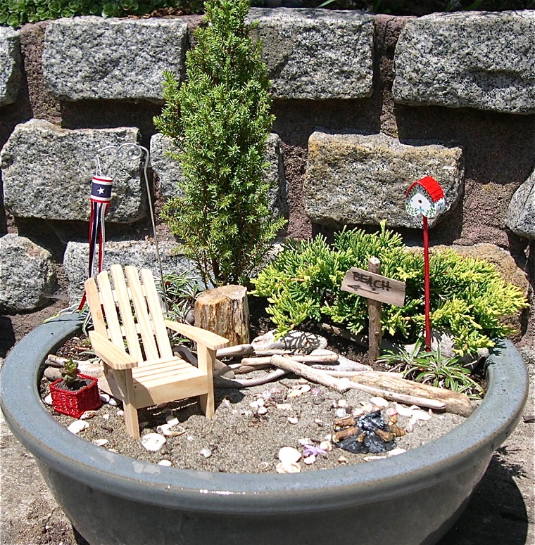 giardino-in-miniatura-vaso-grigio-sedia-legno