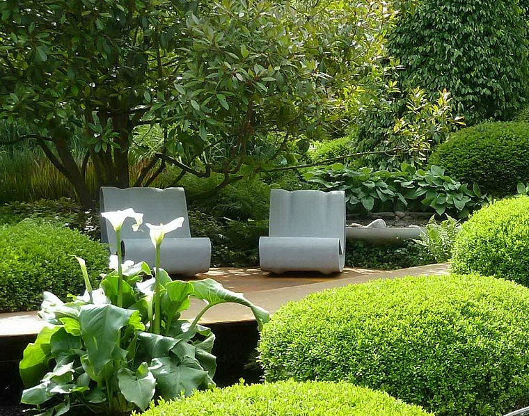 giardino moderno-piante-sempreverdi-poltrone-design