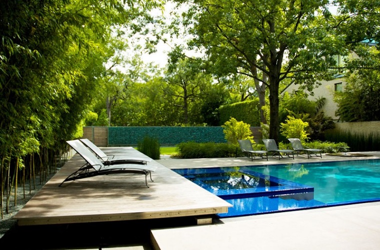 giardino moderno-zona-solarium-piscina