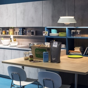 Mensole per cucina: piani d’appoggio per attrezzare le pareti