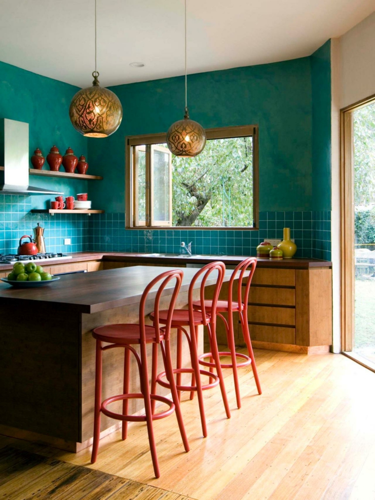 pareti-cucina-colore-blu-mobili-legno