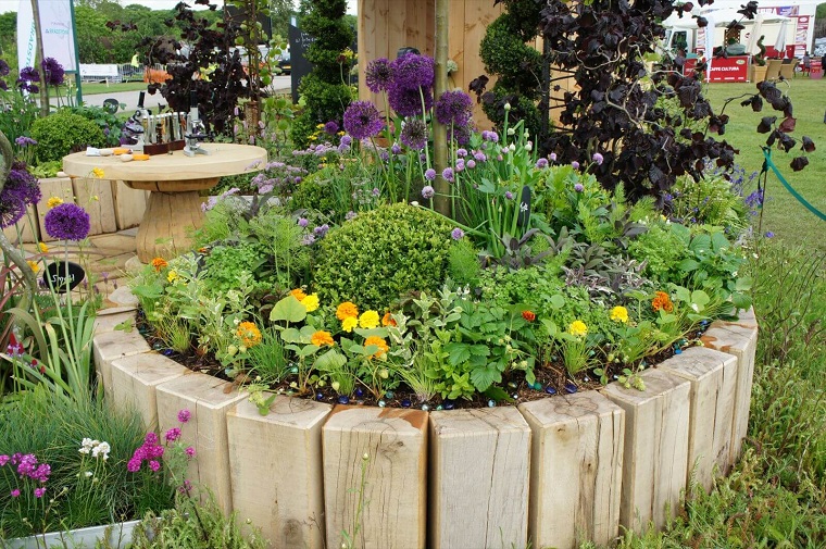 Bordure per aiuole in pietra e legno: ecco le soluzioni più ... Aiuole in legno