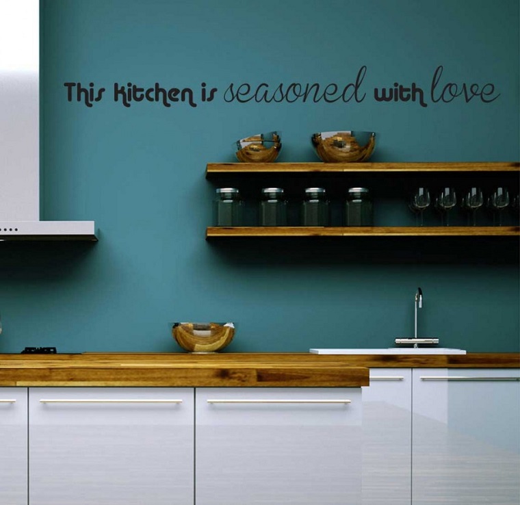 colore-pareti-cucina-blu-scritta