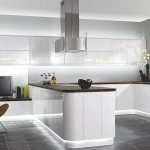 Cucina bianca moderna: ecco 10 idee di arredamento per uno spazio unico