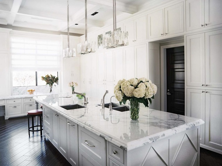 cucina-classica-bianca-top-marmo-chiaro