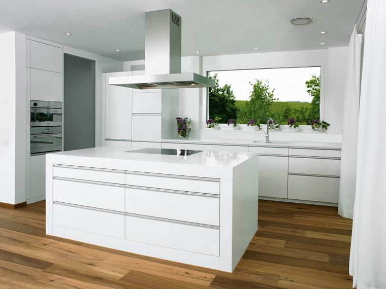 cucine-bianche-arredamento-moderno-pavimentazione-legno