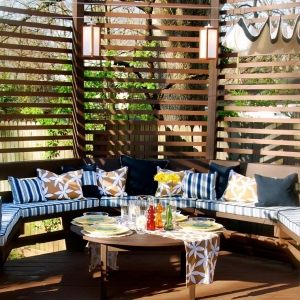 Decorare balcone: i colori dell’estate per un’oasi di benessere