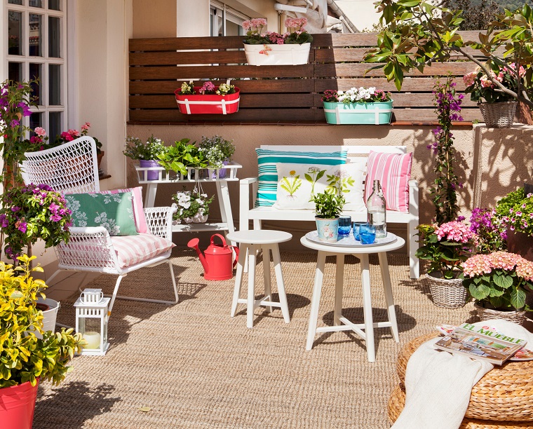 decorare balcone-mobili-colore-bianco-piante-fiori