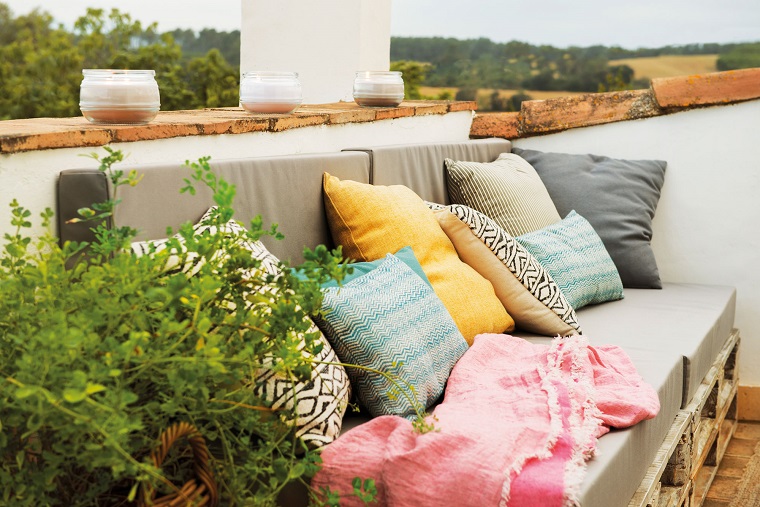decorazioni-terrazzo-cuscini-colorati