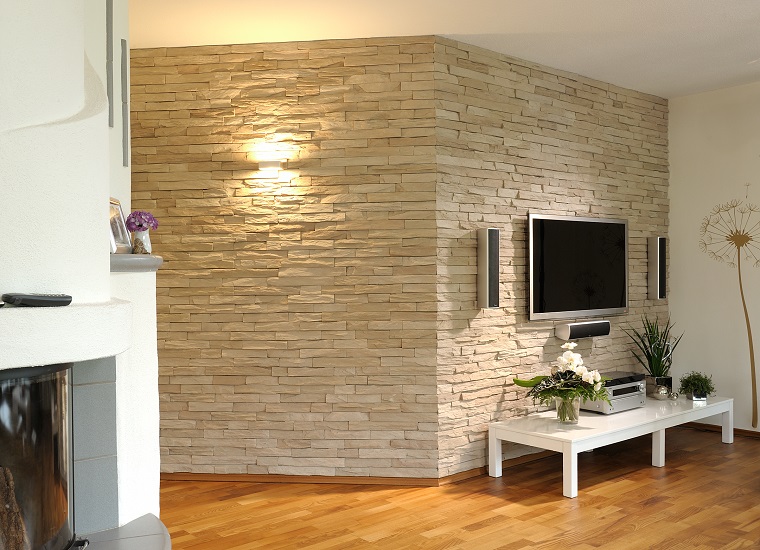 pareti-in-pietra-soggiorno-elegante-colore-chiaro