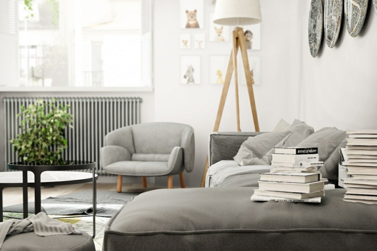 Soggiorno con divano di colore grigio, decorazione da parete con orologi