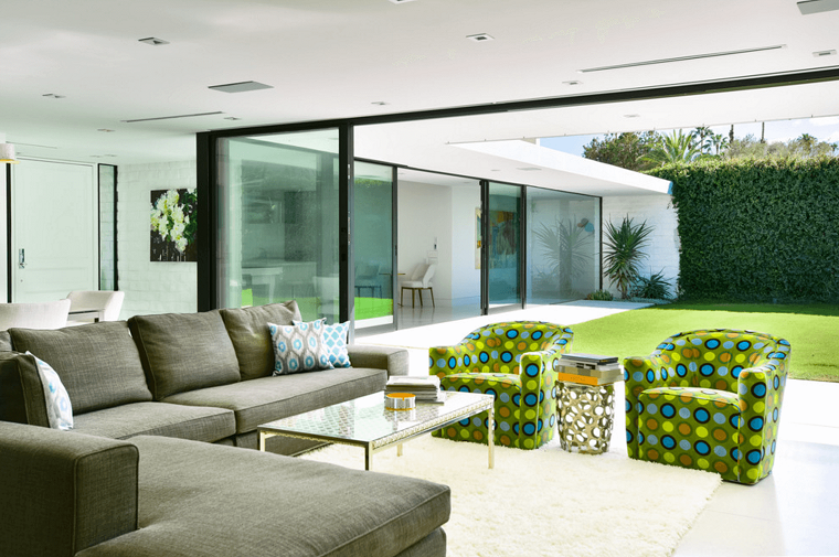 stile-minimal-arredamento-soggiorno-giardino-vista