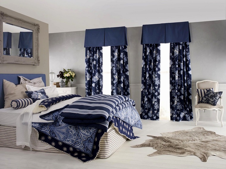 tende per camera da letto-fiori-bianchi-sfondo-blu