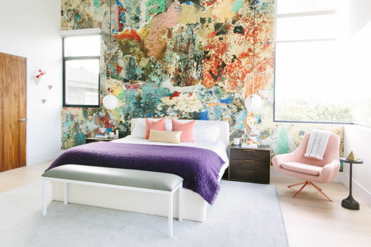 come arredare una casa piccola camera da letto sedia rosa parete pannello colorato