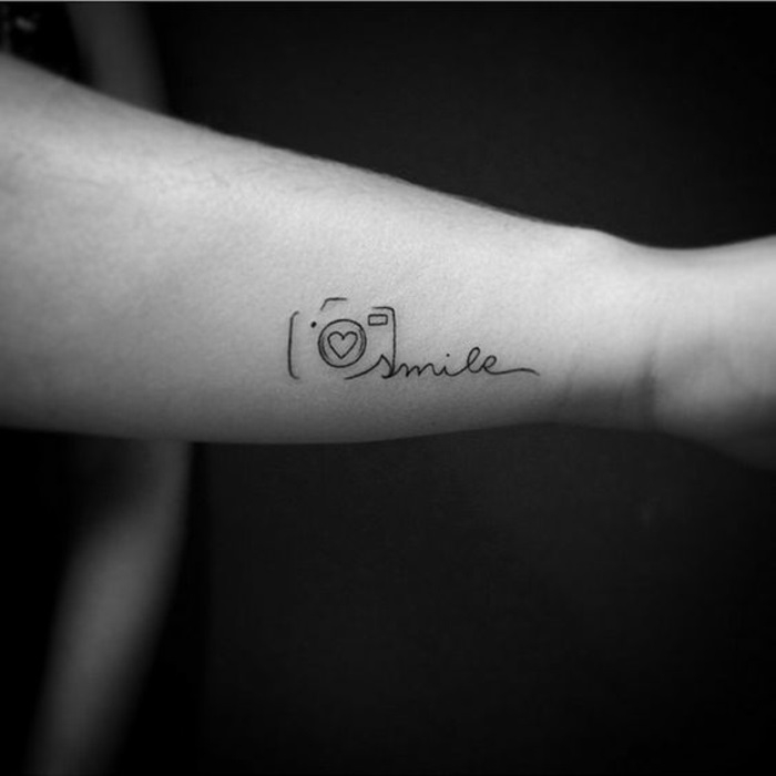 frasi-da-tatuare-eleganti-donna-scritte-braccia-nero-calligrafia