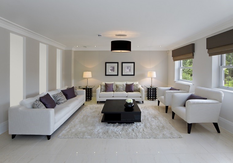 pavimento marmo-salotto-divani-poltrone-bianchi