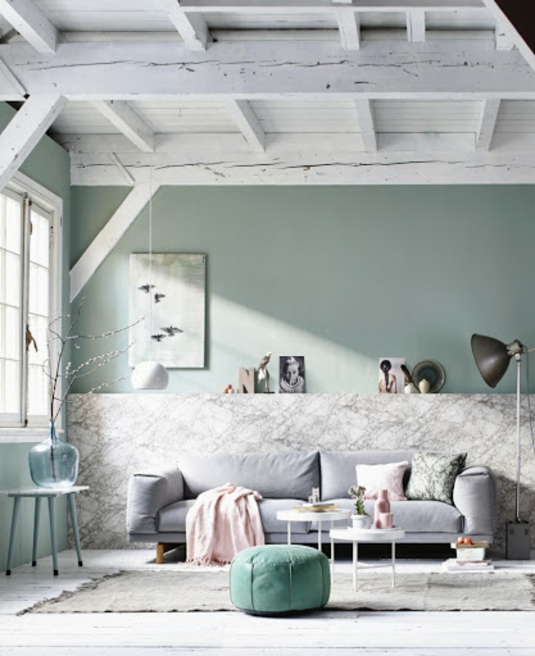 soggiorno colore grigio divano tavolino soffitto travi legno tappeto