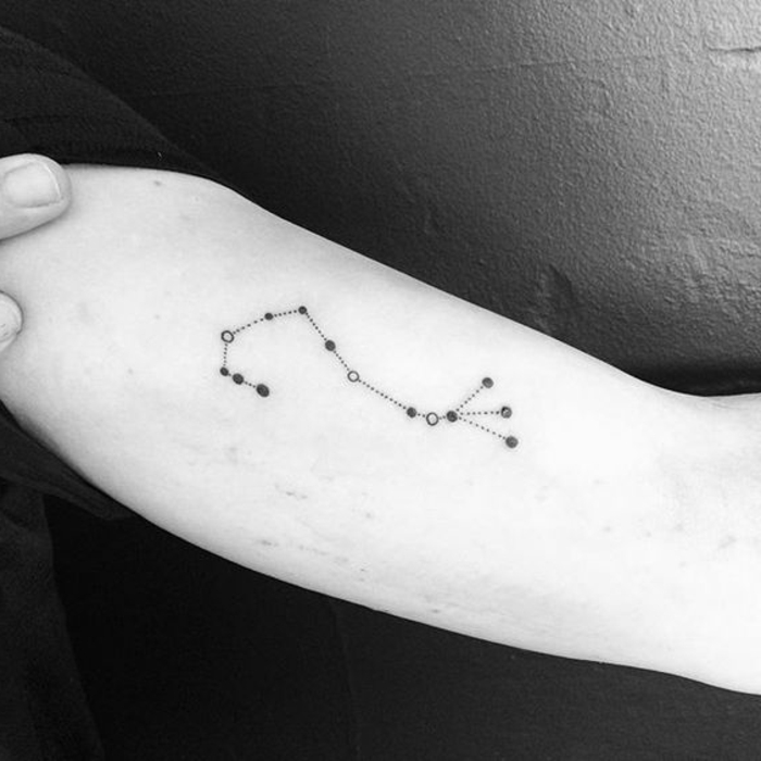 tatuaggi-braccio-costellazioni-stella-stelle-pianeti-uomo-mani-nero