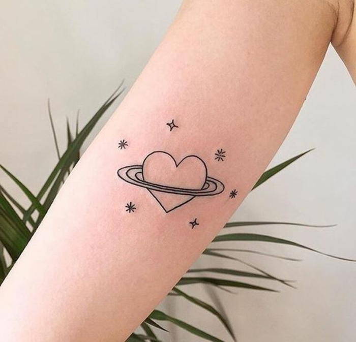 tatuaggi-femminili-maschili-uomo-stelle-pianeta-cuore-tatuaggi-astratti-hipster