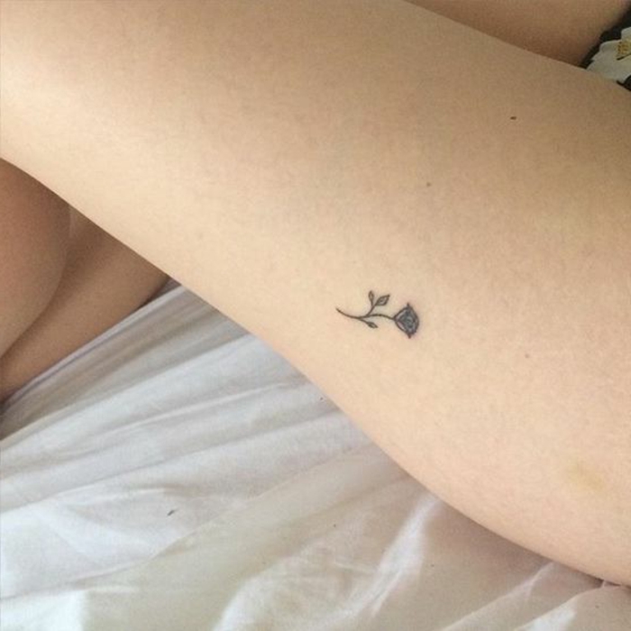 tatuaggi-piccoli-braccia-nero-rosa-fiore-semplice-femminile