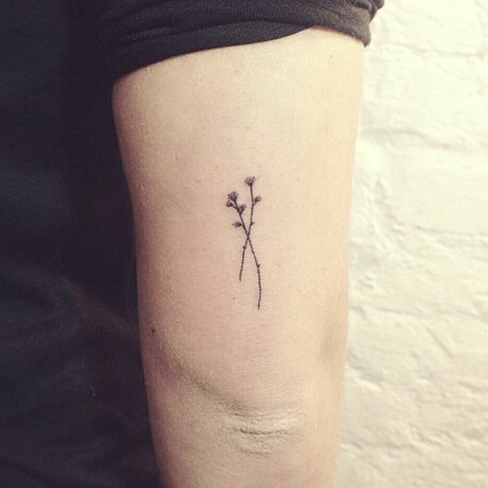 tatuaggi-piccoli-braccio-floreali-semplice-elegante-donna-gomito-piccoli-linee-geometria
