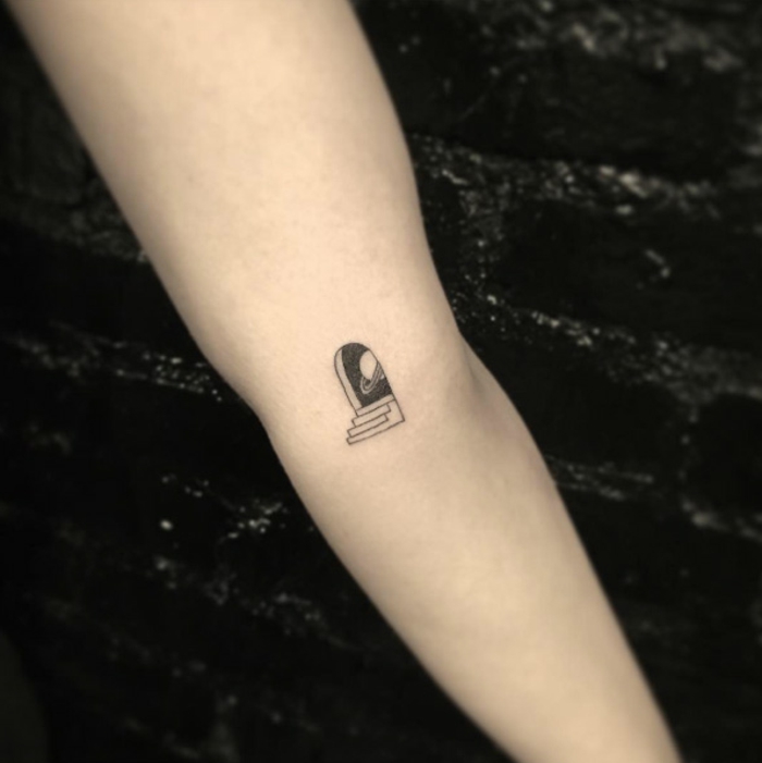 tatuaggi-piccoli-braccio-mano-simbolico-urano-piani-costellazione-scala-porta-buio-semplice-astratto