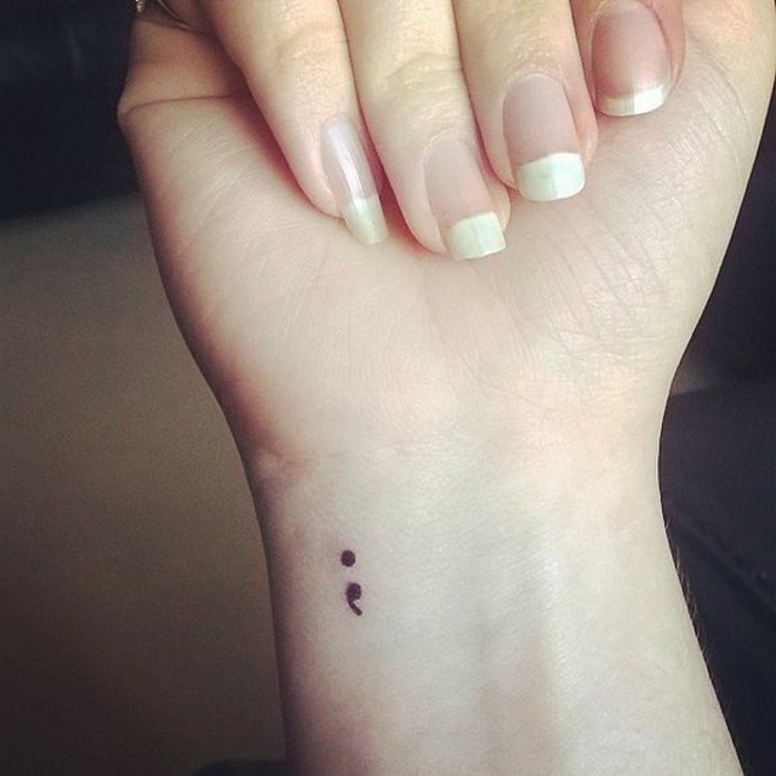 tatuaggi-piccoli-braccio-polso-nascosto-punto-e-virgola-semplice-scritta-simbolo-uomo-femminile