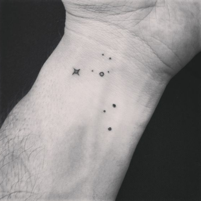 tatuaggi-piccoli-donna-uomo-unisex-polso-costellazione-stelle-semplice-nero