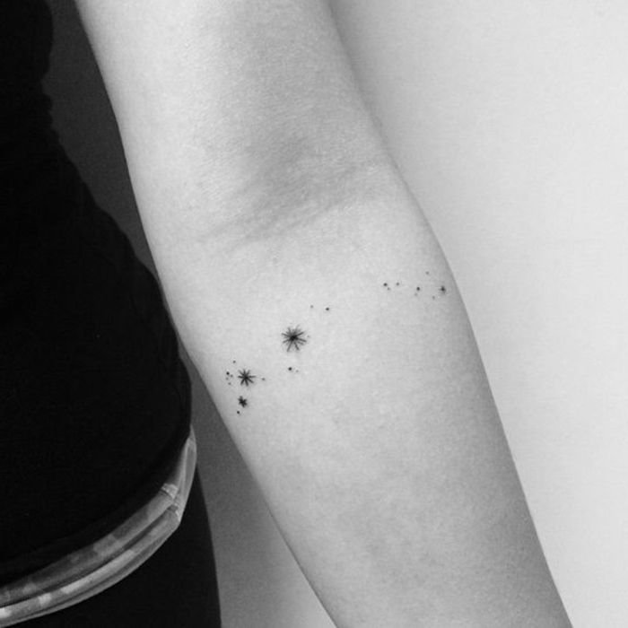 tatuaggi-piccoli-femminili-donna-stelle-costellazione-puntini-braccio-polso-nascosti