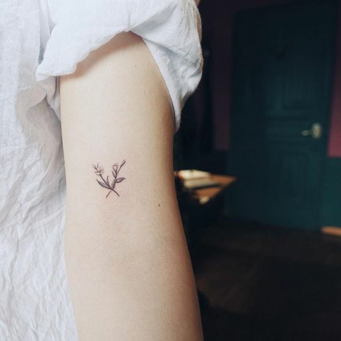 tatuaggi-piccoli-floreale-ragazza-braccio-destro-donna-fiore-maglietta