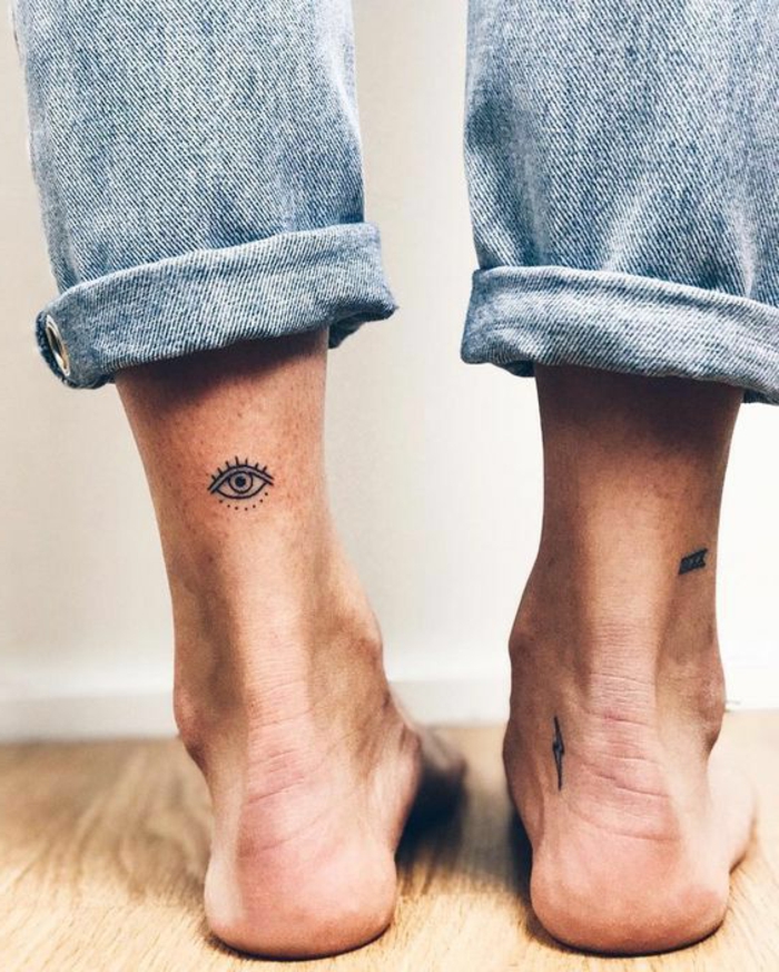tatuaggi-piccoli-simboli-occhio-sotto-i-jeans-caviglia-tendine-tallone-uomo