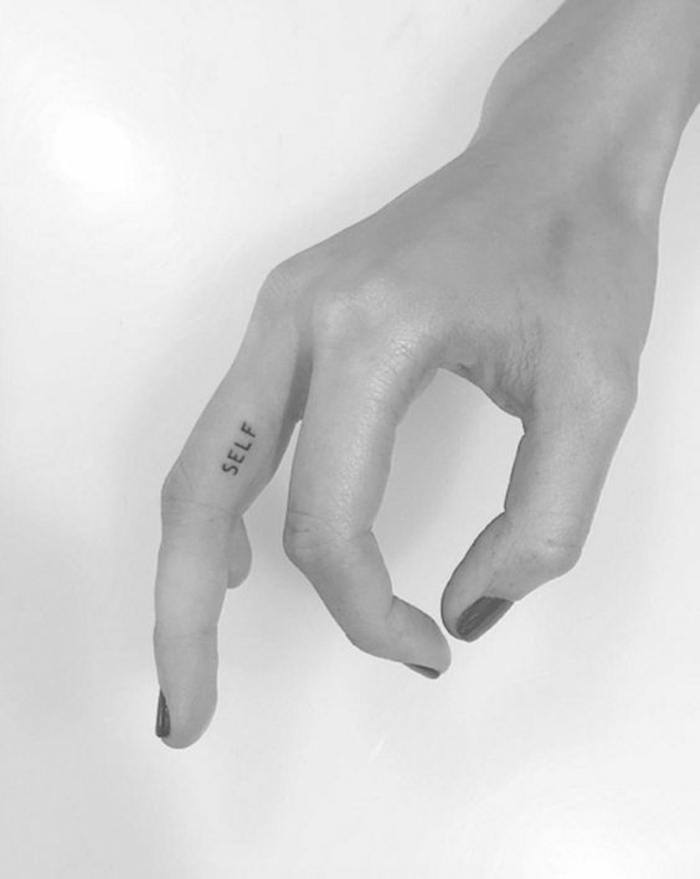 tatuaggi-scritte-femminili-frasi-da-tatuare-dita-bianco-e-nero-nascosto-discreto