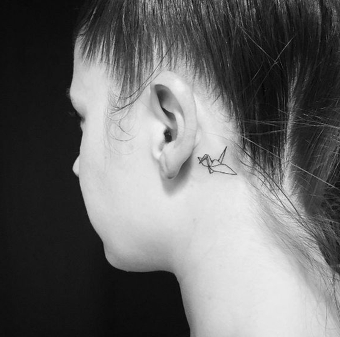 tatuaggi-scritte-floreali-dietro-l'orecchio-ragazze-capelli-femminile-elegante-fine-nero
