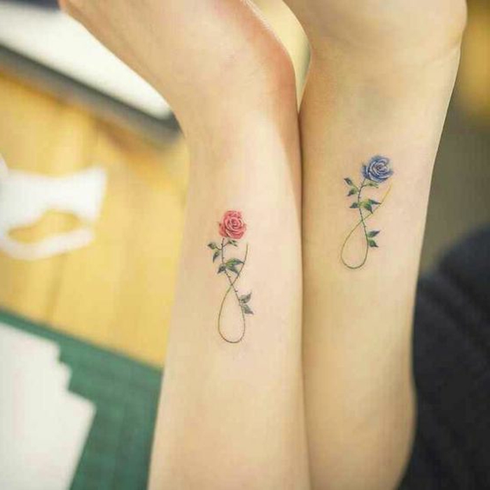 tatuaggi-scritte-florealo-rose-coppia-amicizia-eleganti-colorati-rosso-e-blu