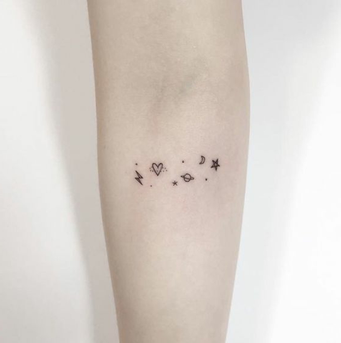 tatuaggio-braccio-stelle-pianeti-cosmo-universo-cuori-ragazza-uomo-universale