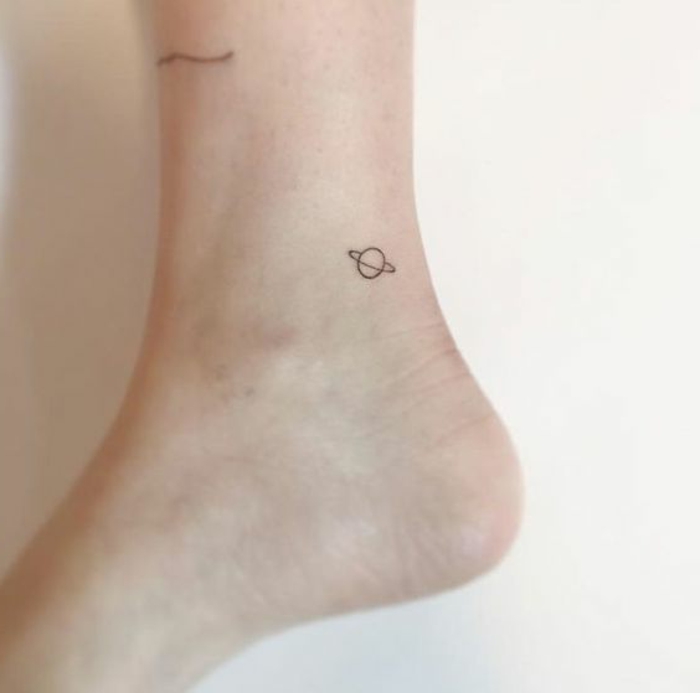 tatuaggio-caviglia-pianeta-piede-uomo-donna-femminile-cosmo-costellazione-scritta-combinazione-semp-lice