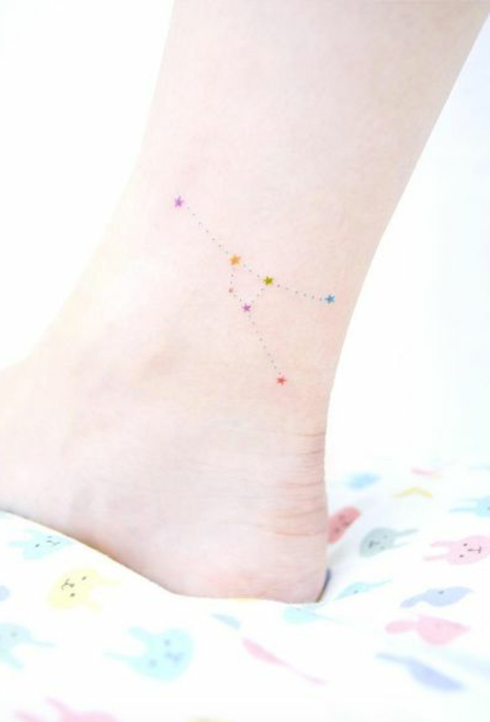 tatuaggio-piccolo-scritta-elegante-colorato-costellazione-stelle