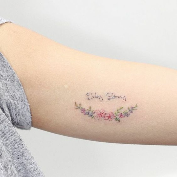 tatuaggio-scritta-frasi-da-tatuare-fiori-ghirlanda-parole-calligrafia
