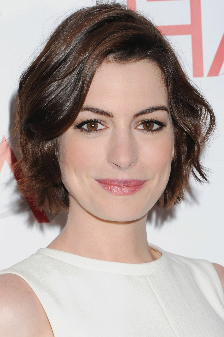 Taglio corto dietro e lungo davanti, Anne Hathaway con capelli castani 