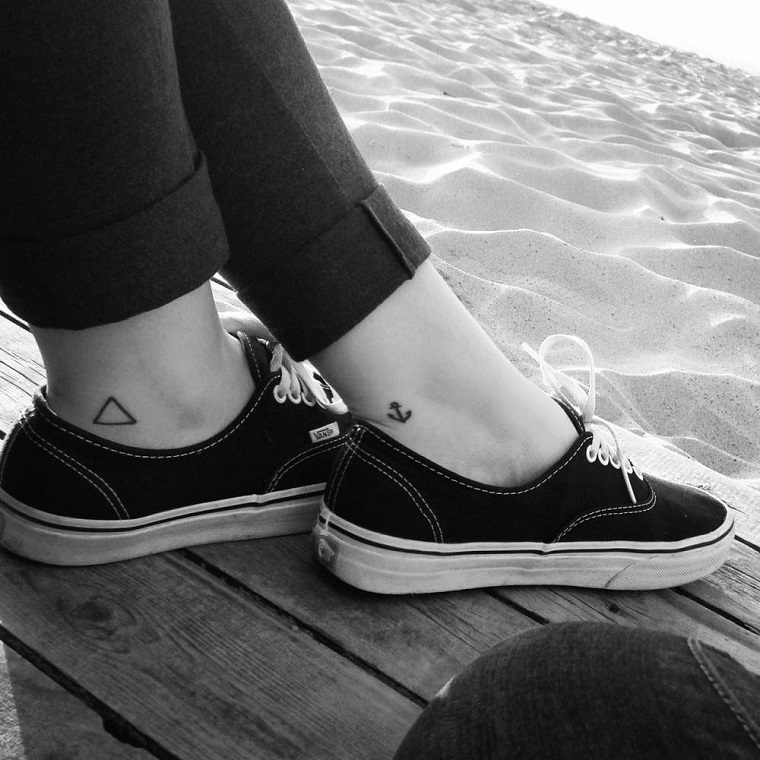 tattoo piccoli-due-disegni-caviglie