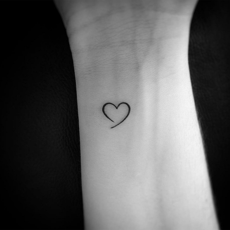 tattuaggi-piccoli-cuore-stilizzato-polso