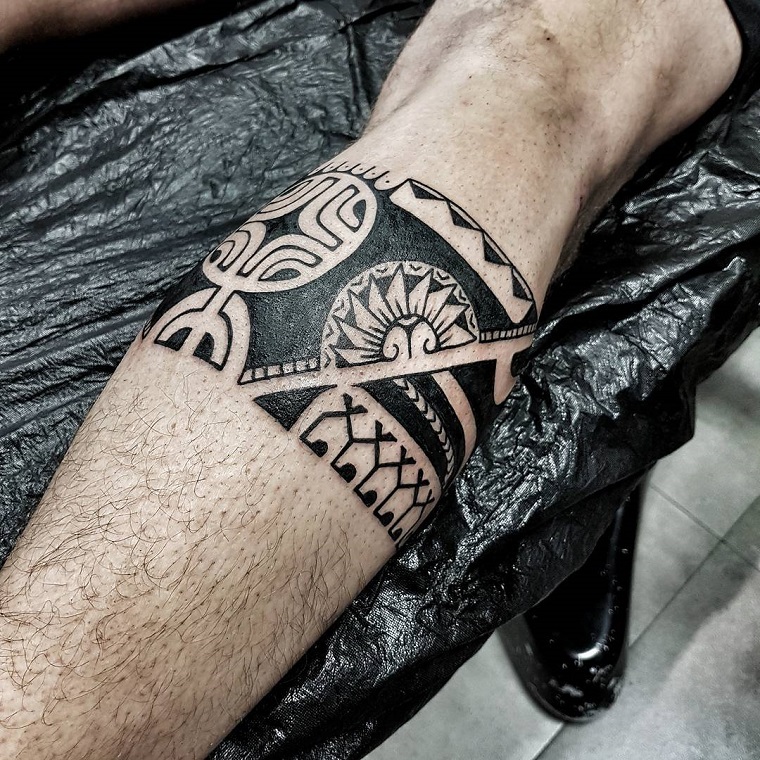 tatuaggi maori-fascia-gamba