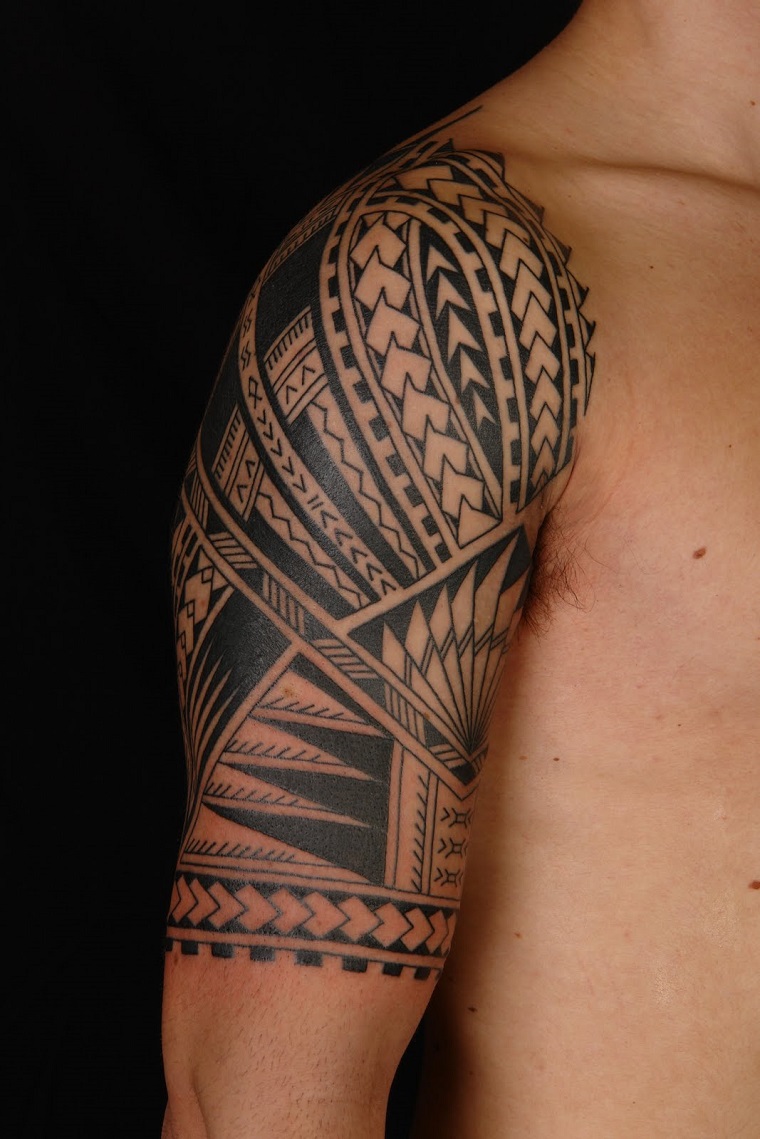 Tatuaggi Maori Non Solo Disegni Ma Simboli Carichi Di Significato   Tatuaggi Maori Idea Parte Alta Braccio 